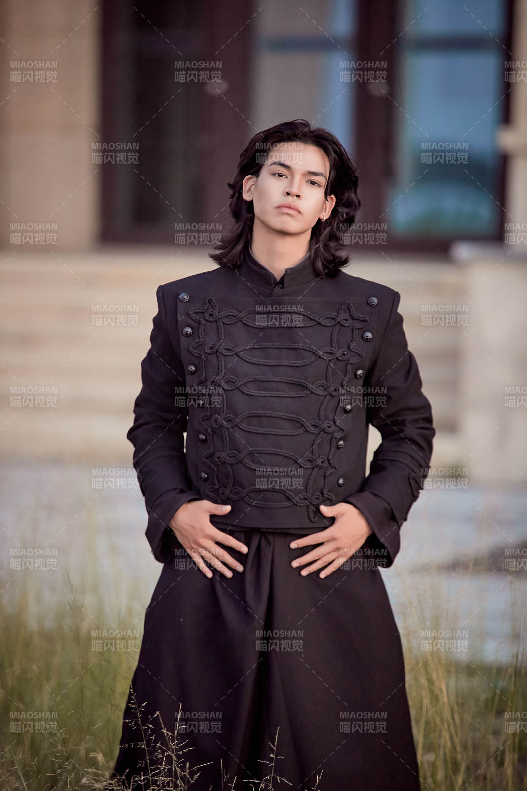 在濕地公園身穿蒙古族傳統服飾的男子