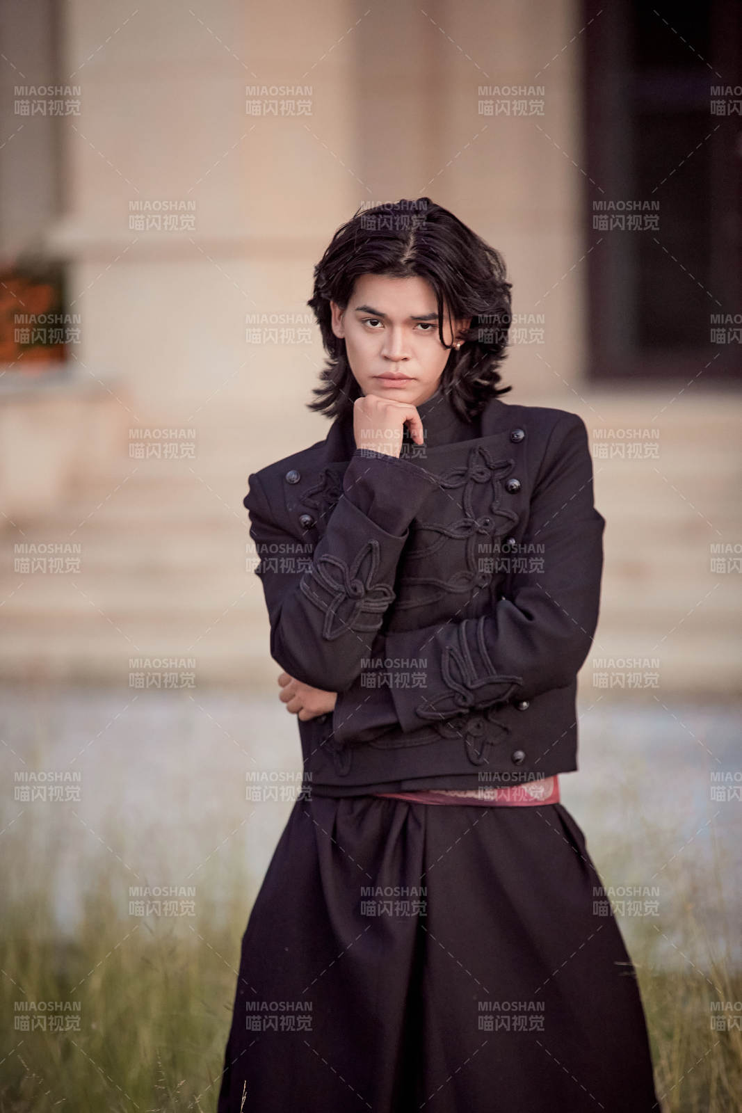 在濕地公園身穿蒙古族傳統服飾的男子