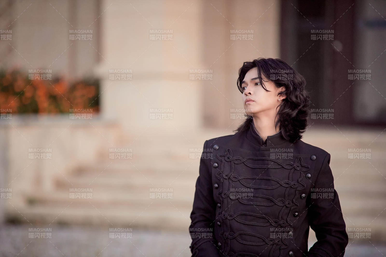 在湿地公园身穿蒙古族传统服饰的男子