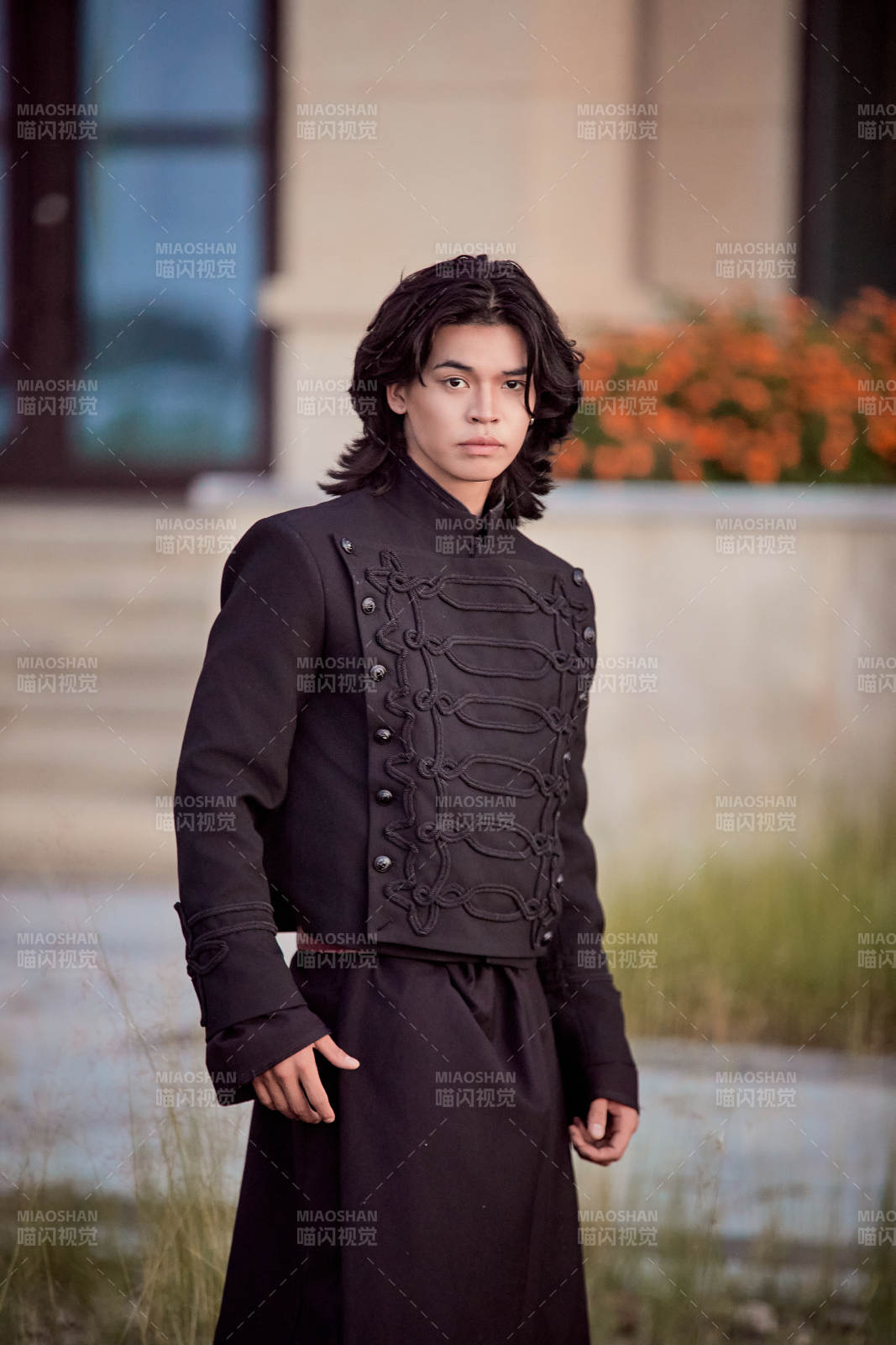 在濕地公園身穿蒙古族傳統服飾的男子