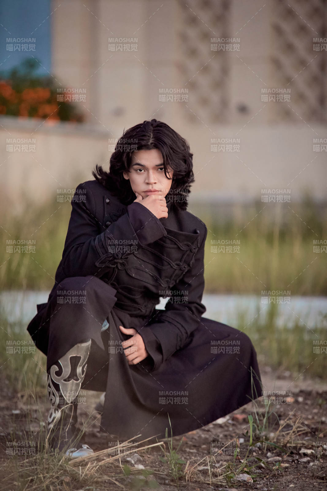 在濕地公園身穿蒙古族傳統服飾的男子