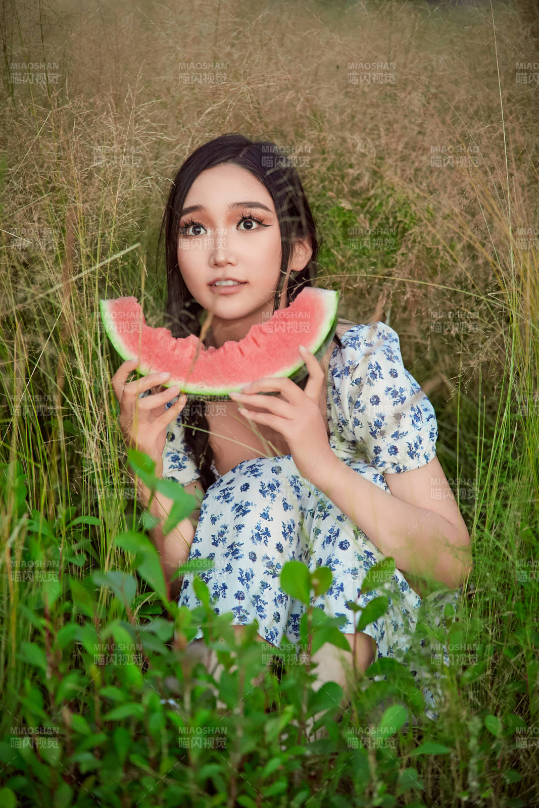 夏天在公園湖邊開心吃西瓜的美女