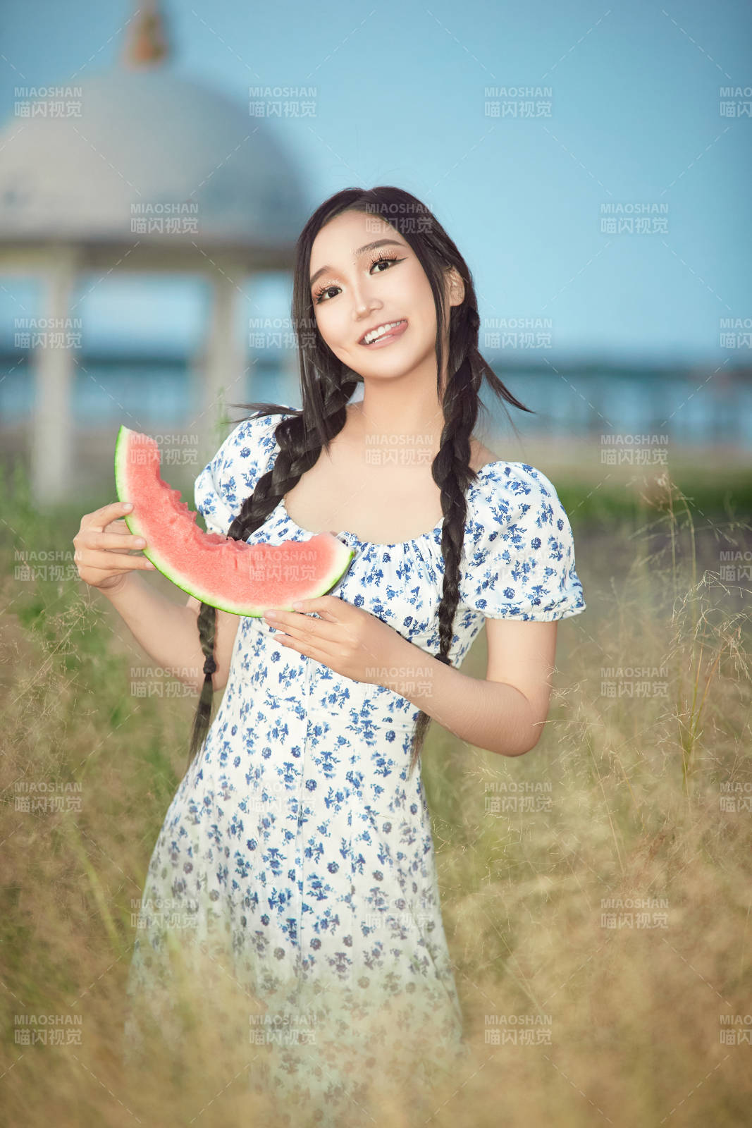 夏天在公園湖邊開心吃西瓜的美女