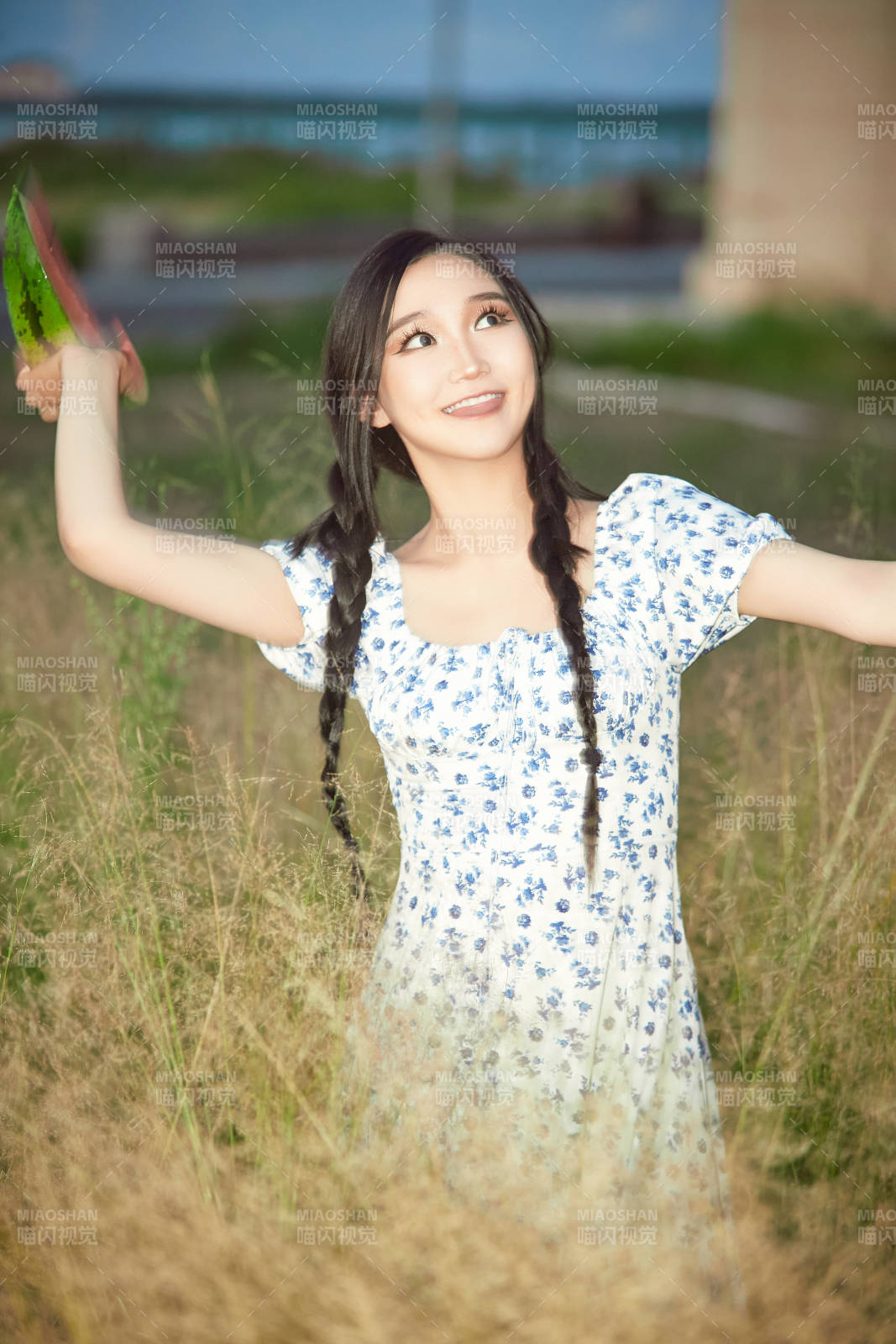 夏天在公園湖邊開心吃西瓜的美女