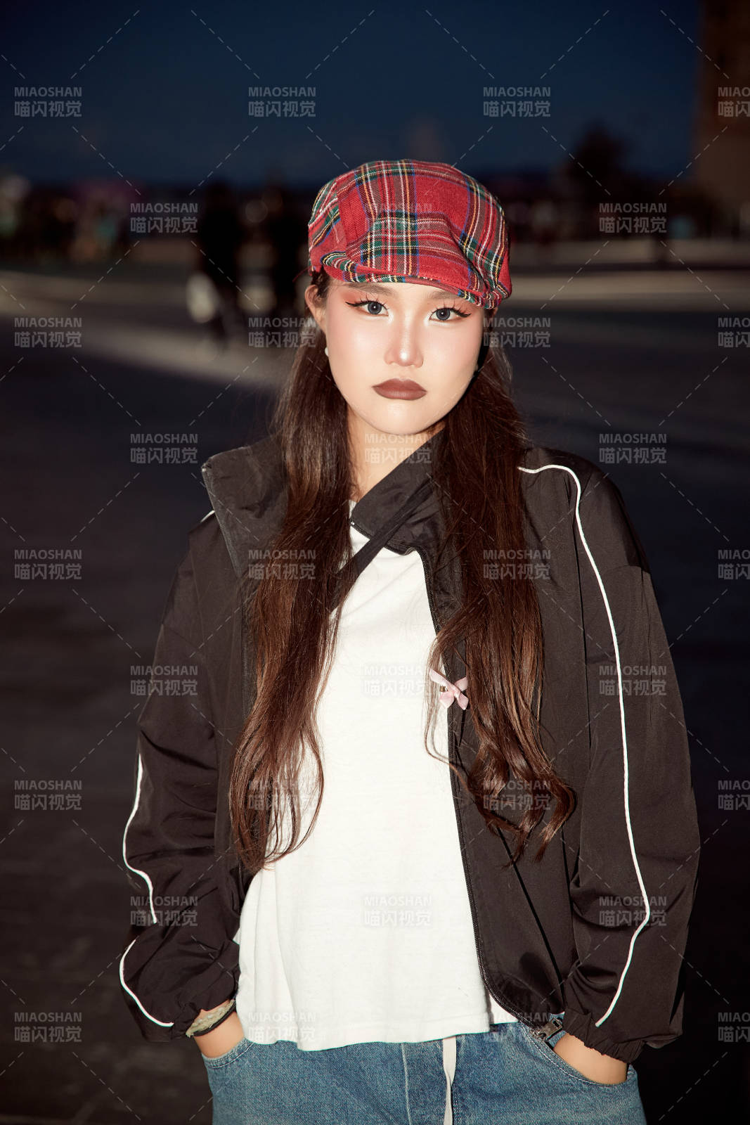 傍晚在湖邊欣賞風景拍照的亞洲美女