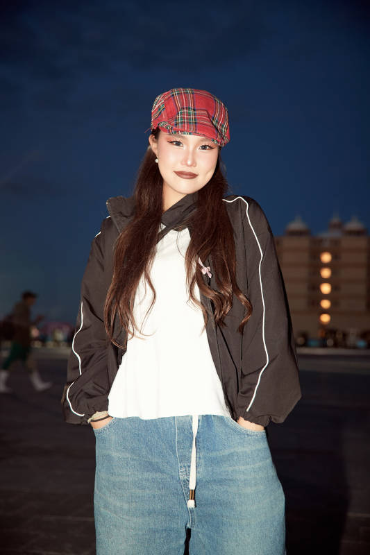 傍晚在湖邊欣賞風景拍照的亞洲美女