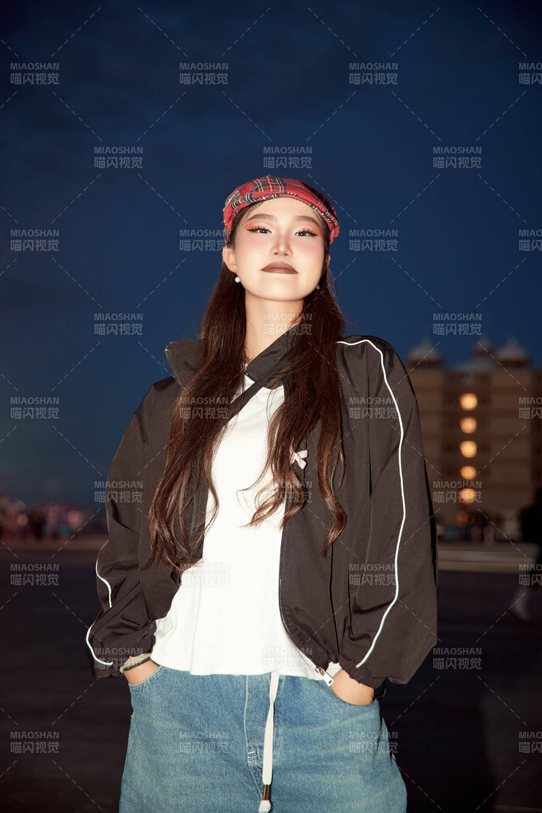 傍晚在湖邊欣賞風景拍照的亞洲美女