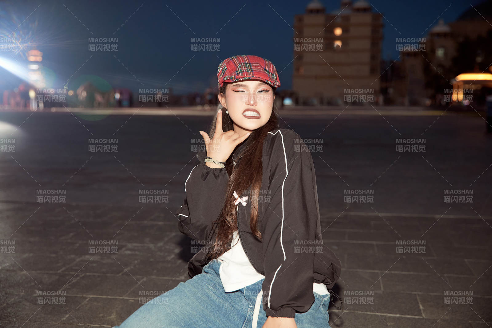 傍晚在湖邊欣賞風景拍照的亞洲美女