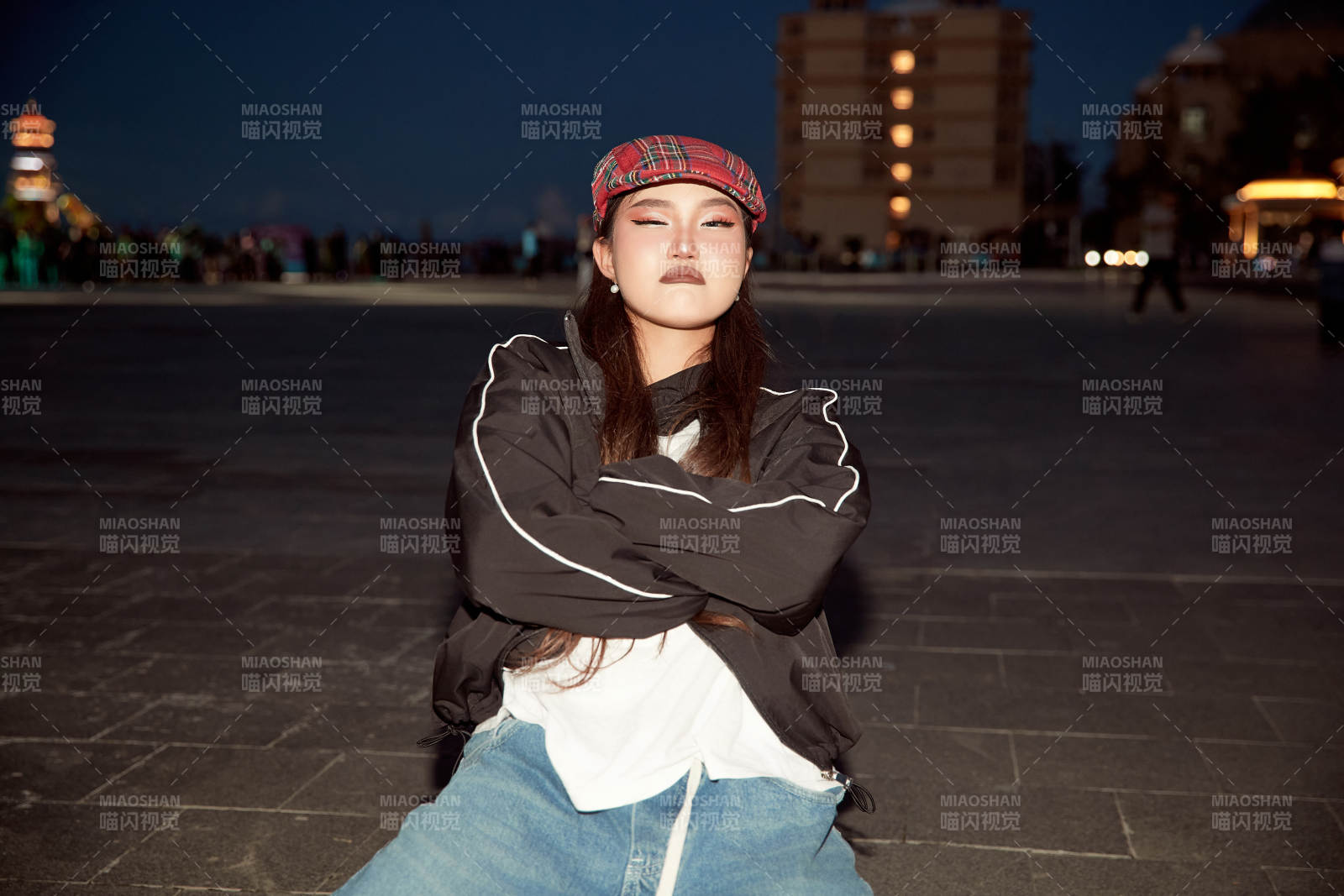 傍晚在湖邊欣賞風景拍照的亞洲美女