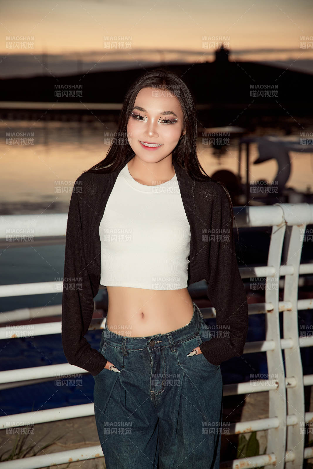 傍晚在湖邊欣賞風景拍照的亞洲美女