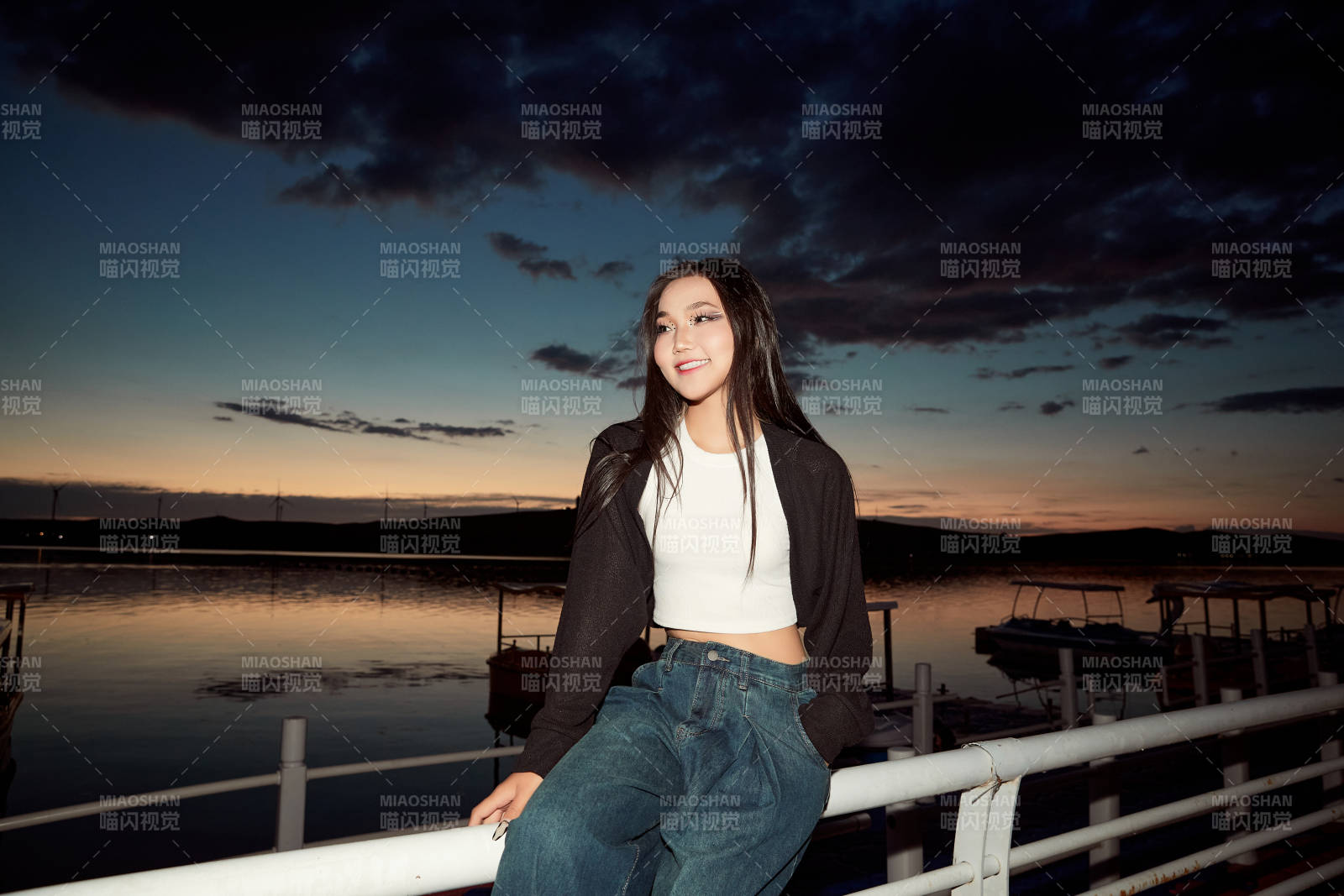 傍晚在湖邊欣賞風景拍照的亞洲美女