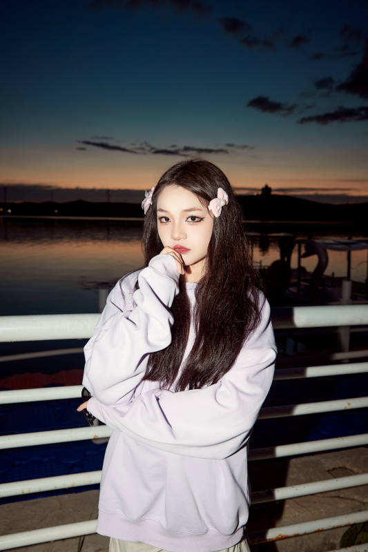 傍晚在湖边欣赏风景拍照的亚洲美女