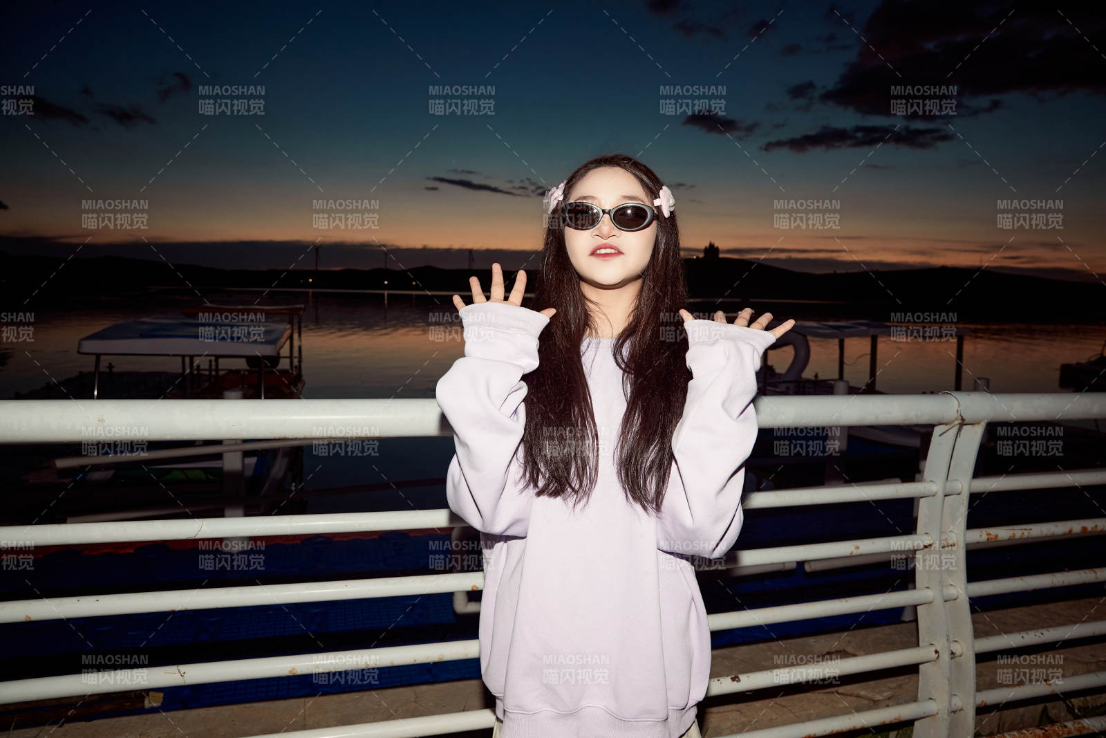 傍晚在湖邊欣賞風景拍照的亞洲美女