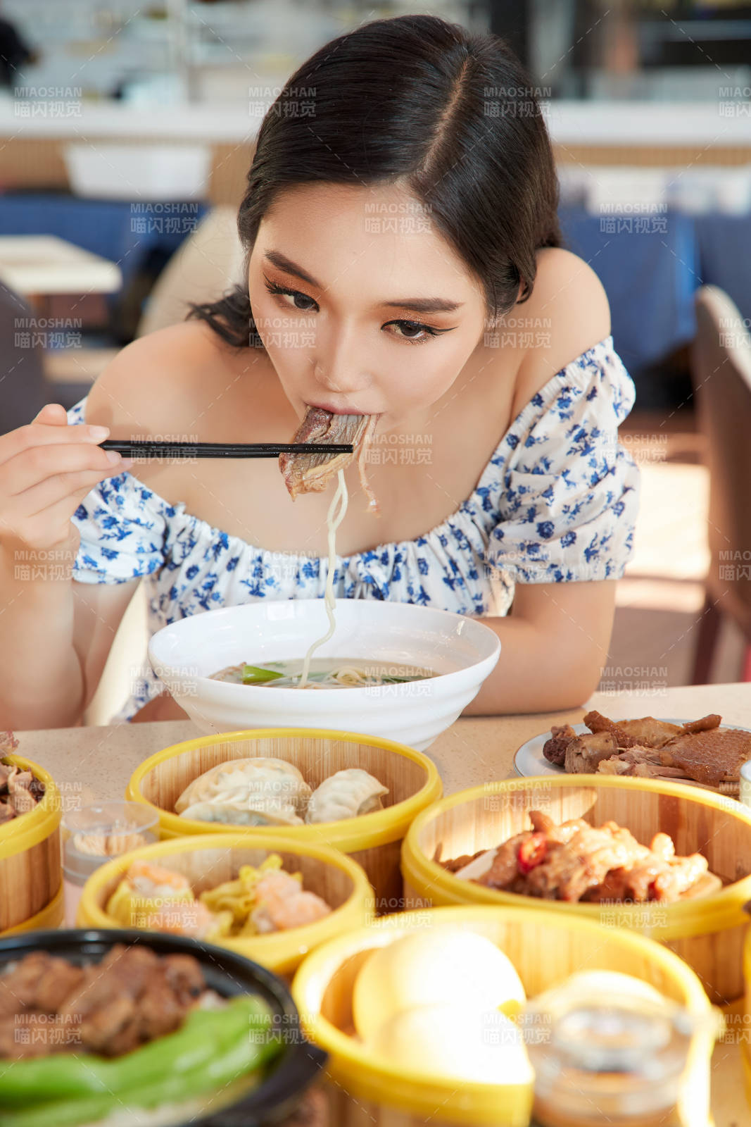 在茶餐厅大吃特吃的美女