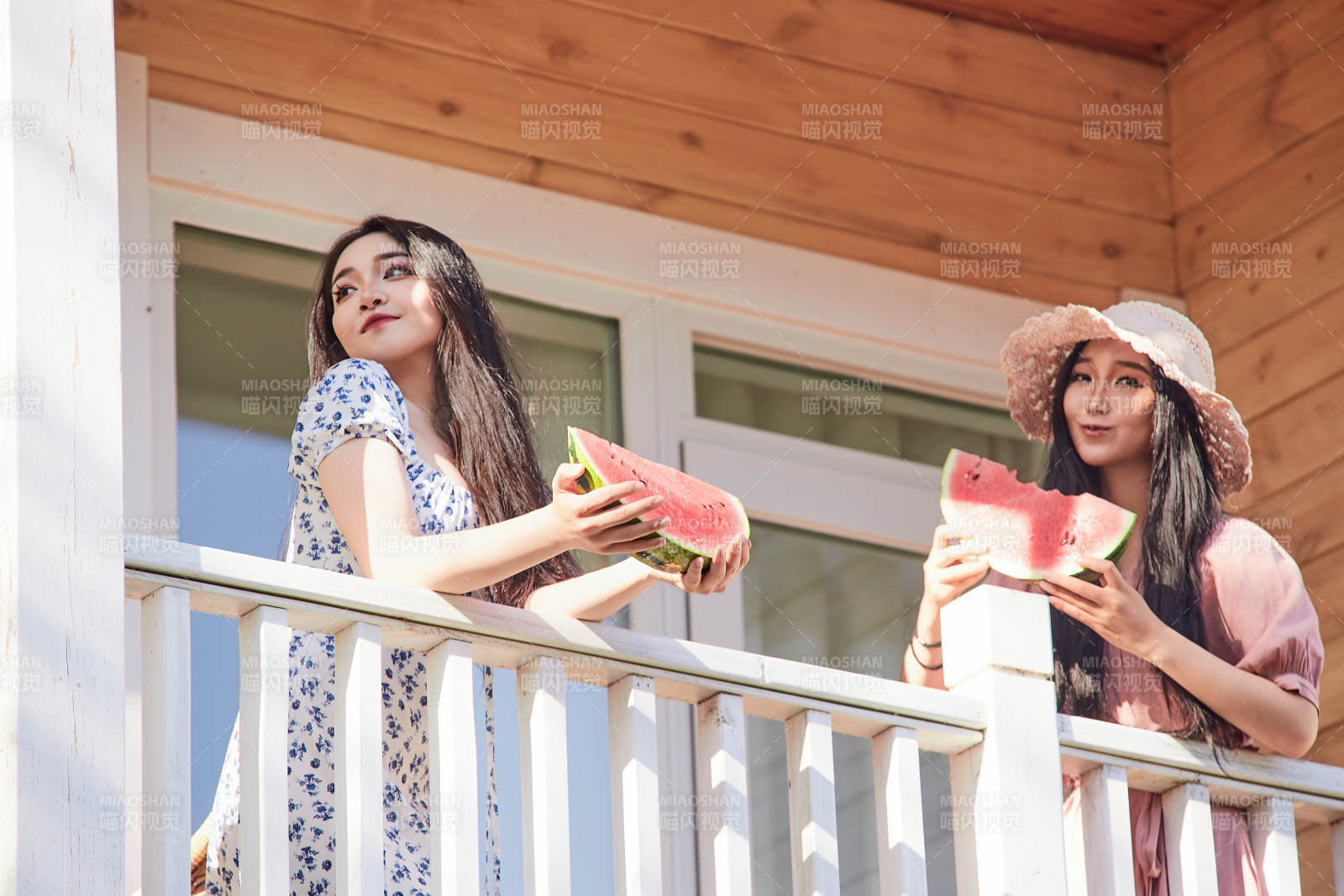 夏天在木質別墅門廊外吃西瓜的美女