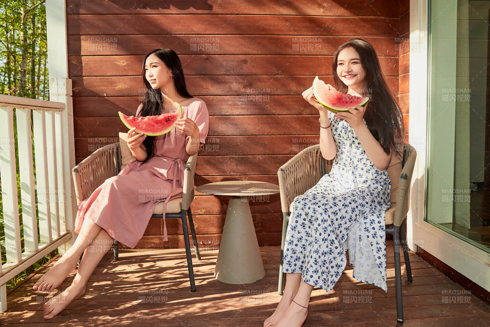 夏天在木質別墅門廊外吃西瓜的美女