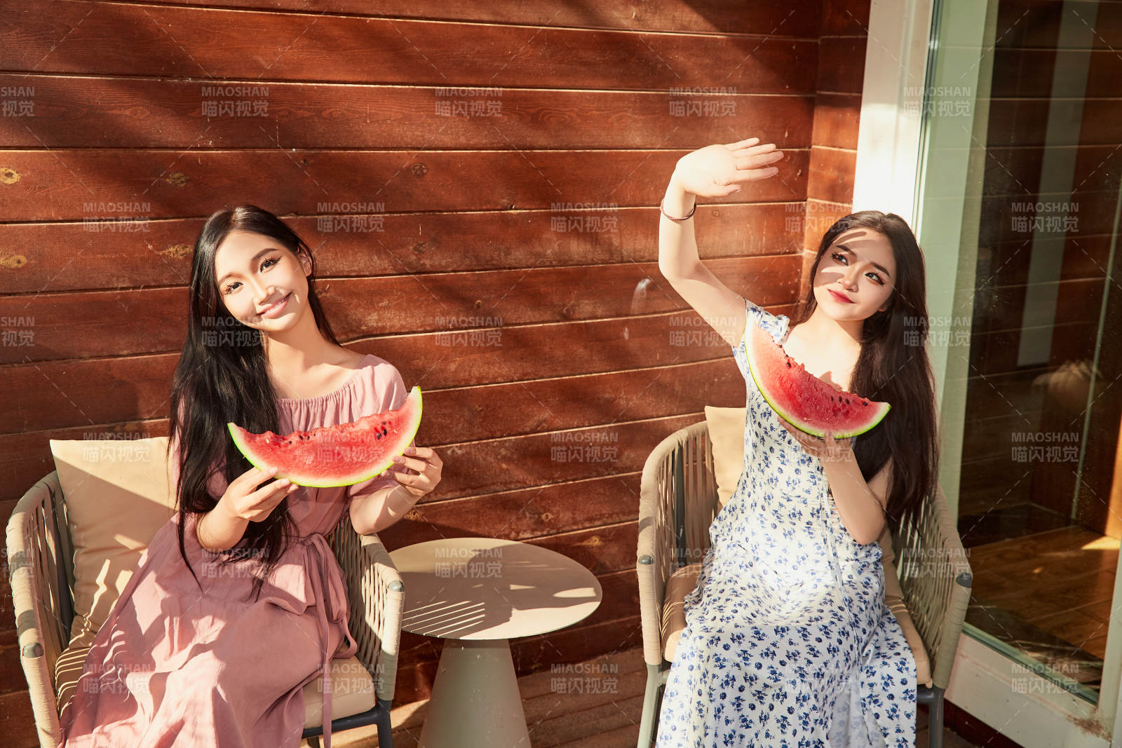 夏天在木质别墅门廊外吃西瓜的美女