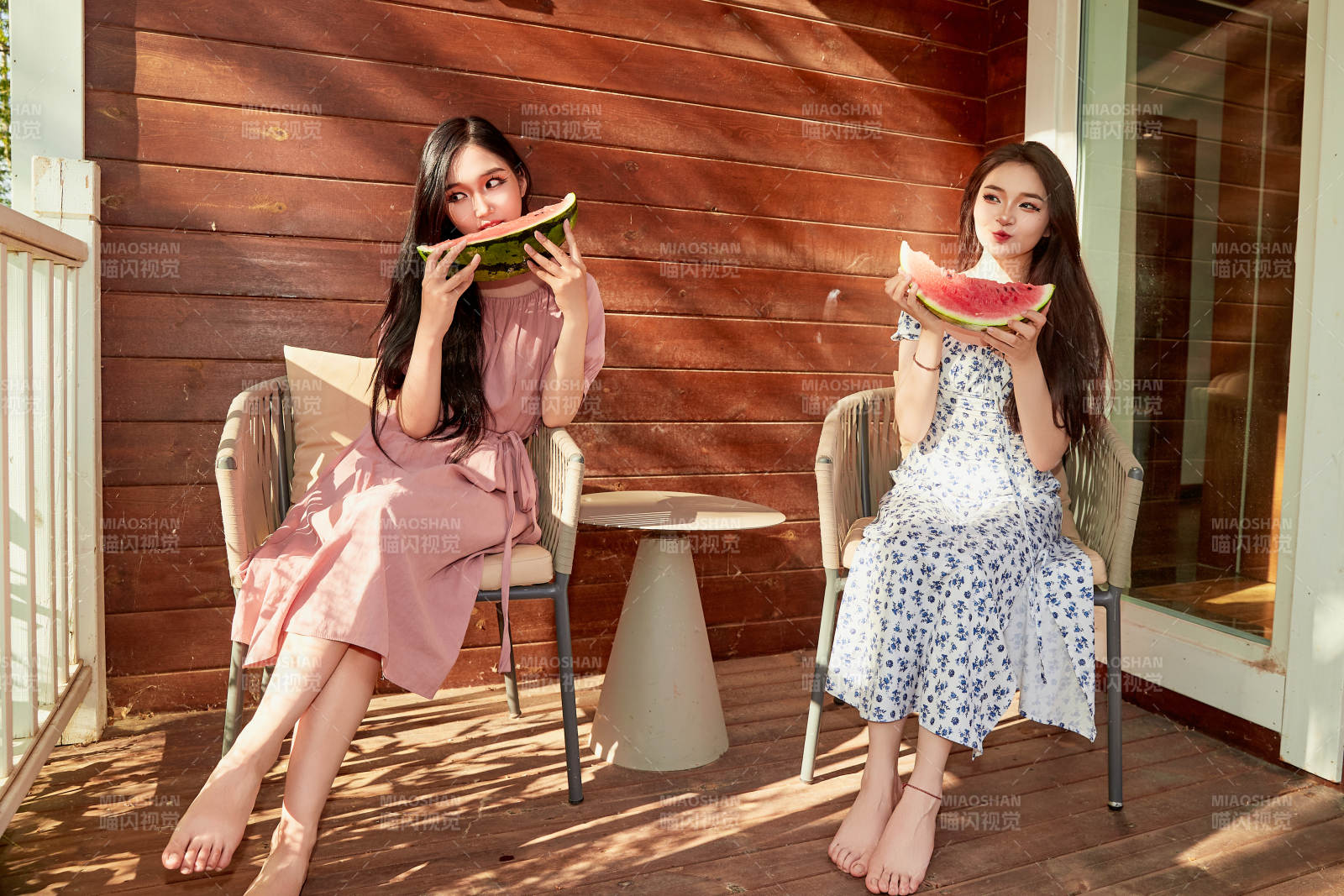 夏天在木質別墅門廊外吃西瓜的美女