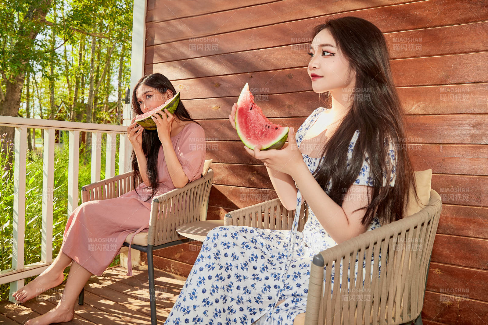 夏天在木質別墅門廊外吃西瓜的美女