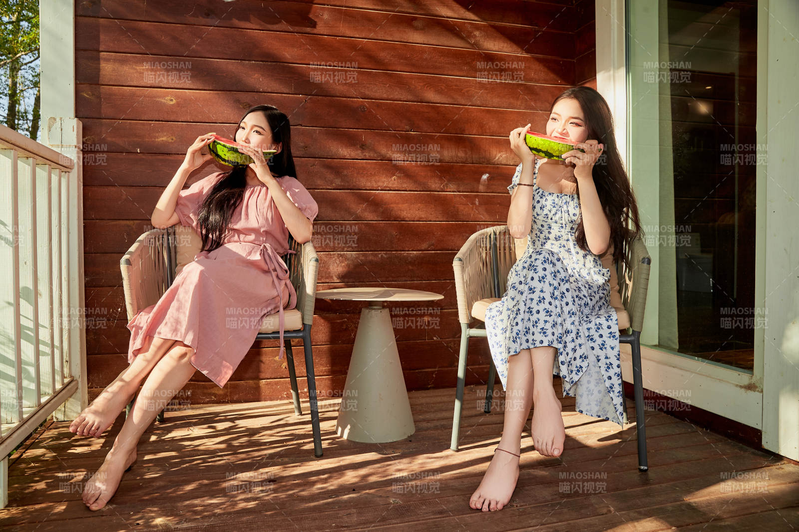夏天在木質別墅門廊外吃西瓜的美女