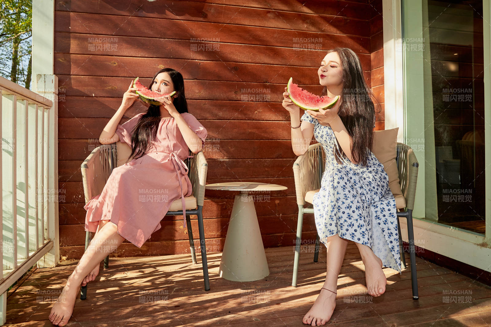 夏天在木質(zhì)別墅門廊外吃西瓜的美女
