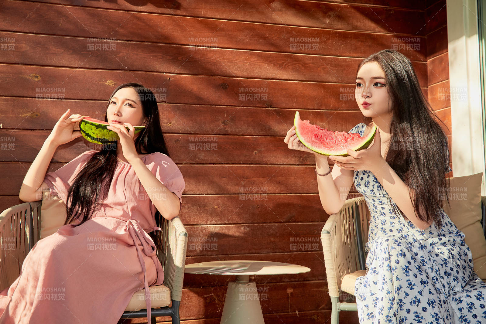 夏天在木質(zhì)別墅門廊外吃西瓜的美女