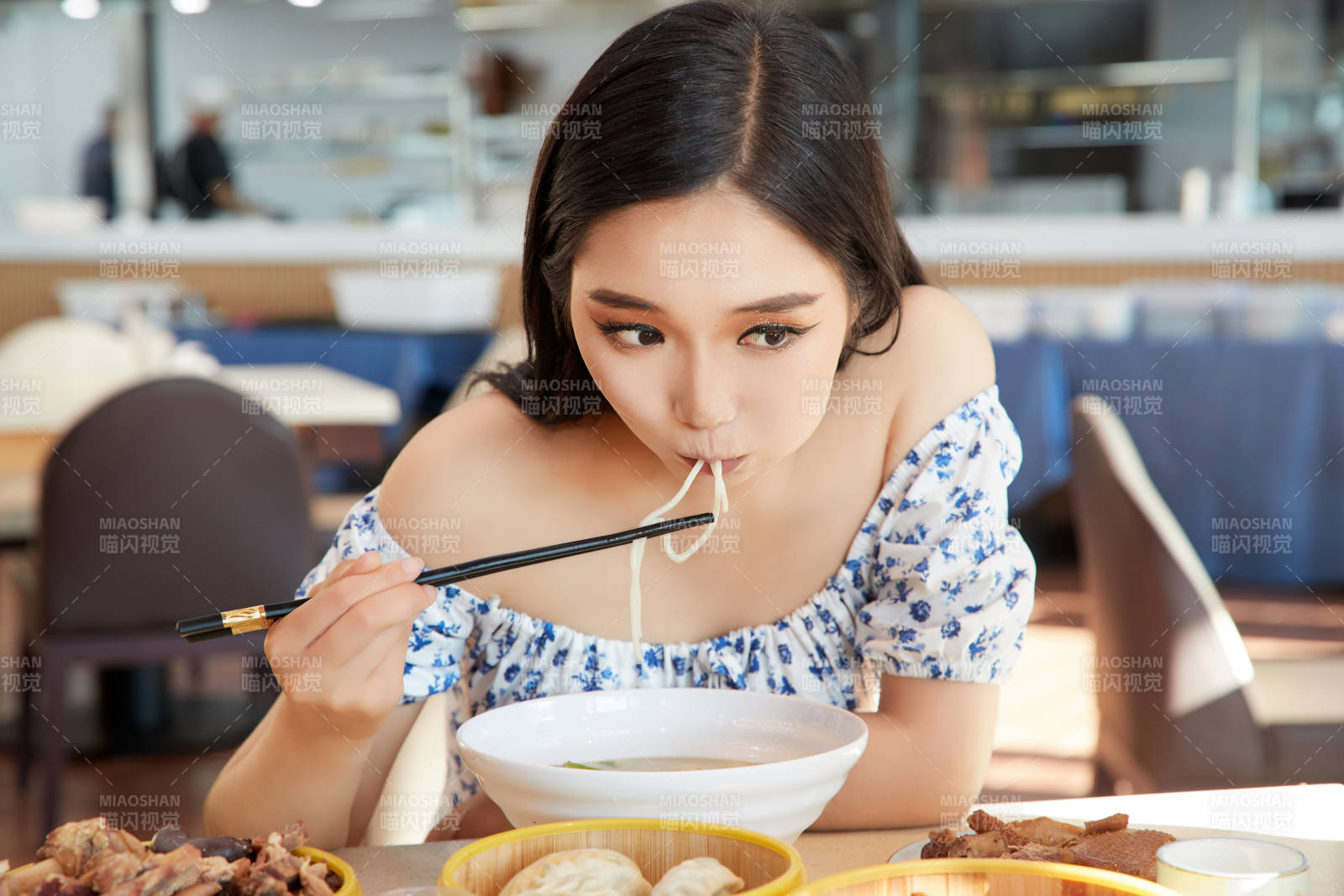 在茶餐廳大吃特吃的美女
