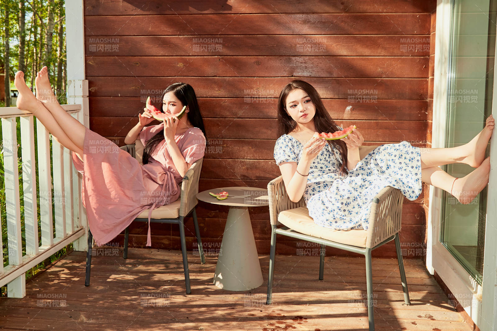 夏天在木質別墅門廊外吃西瓜的美女