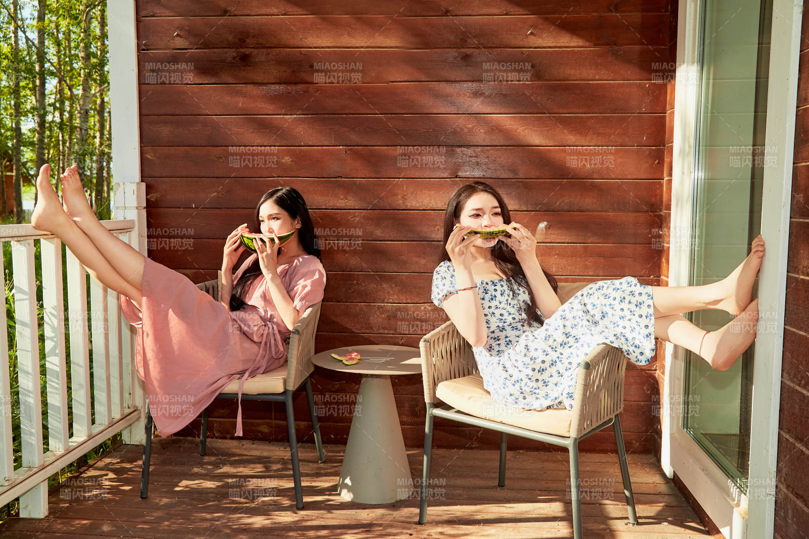 夏天在木質別墅門廊外吃西瓜的美女