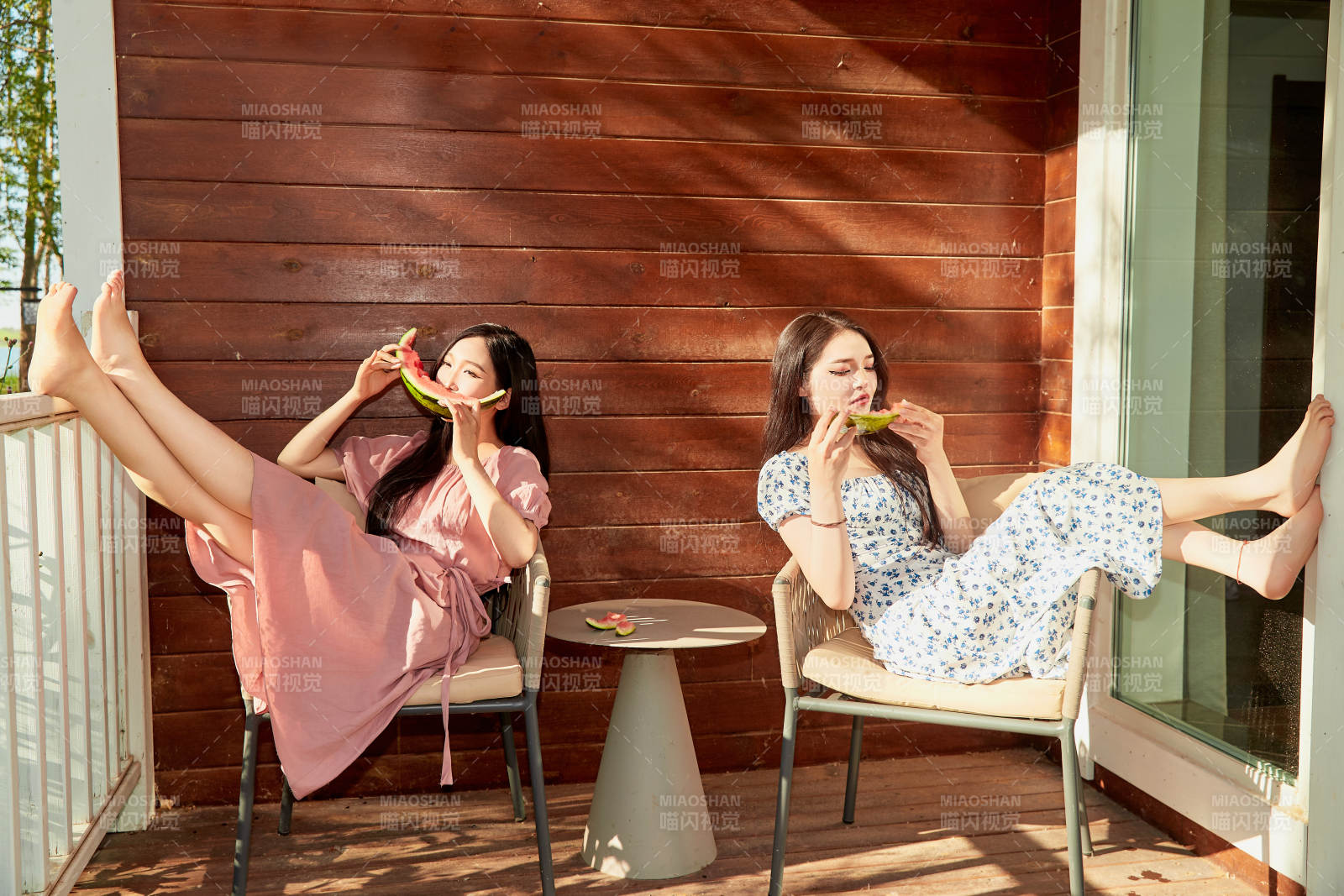 夏天在木質別墅門廊外吃西瓜的美女