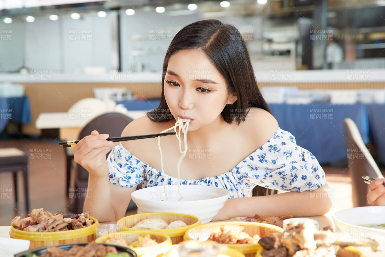 在茶餐廳大吃特吃的美女