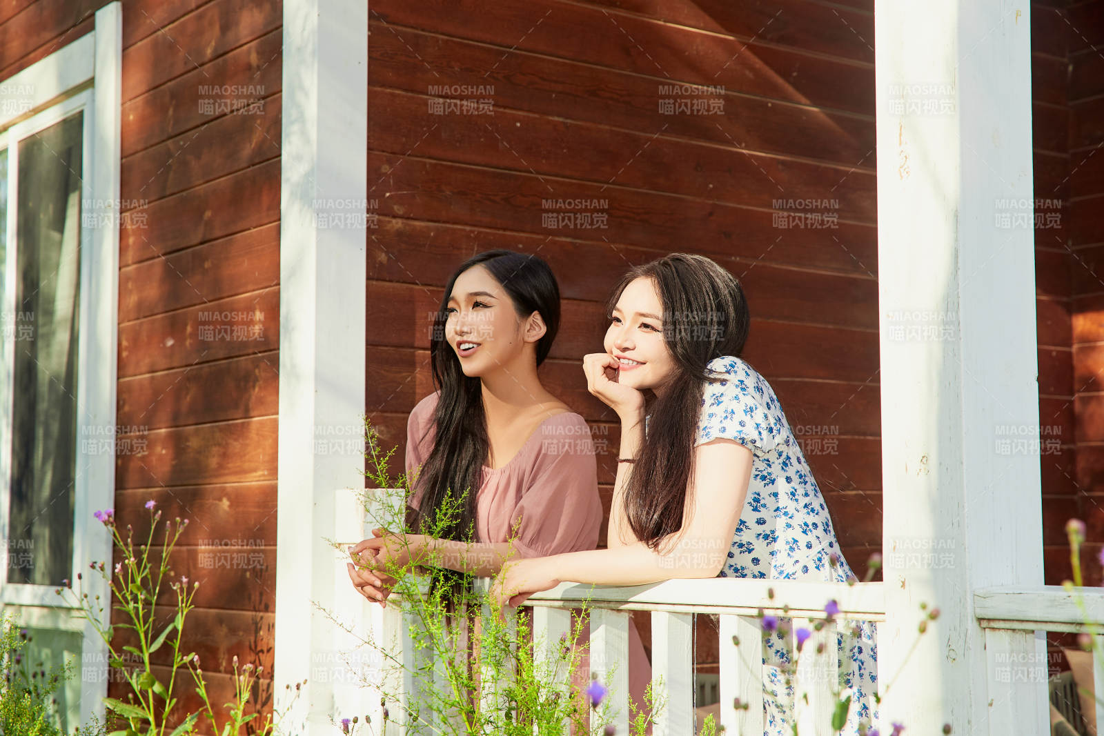 夏天在別墅門庭外拍照欣賞風景的亞洲美女