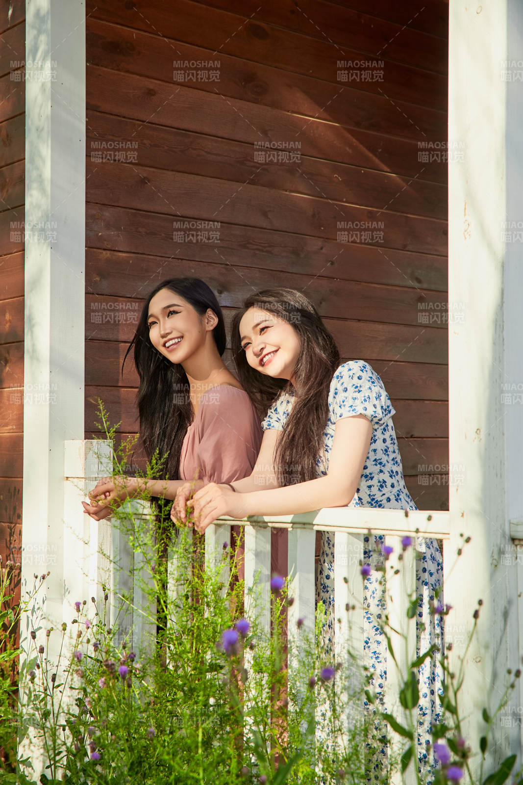 夏天在別墅門庭外拍照欣賞風景的亞洲美女