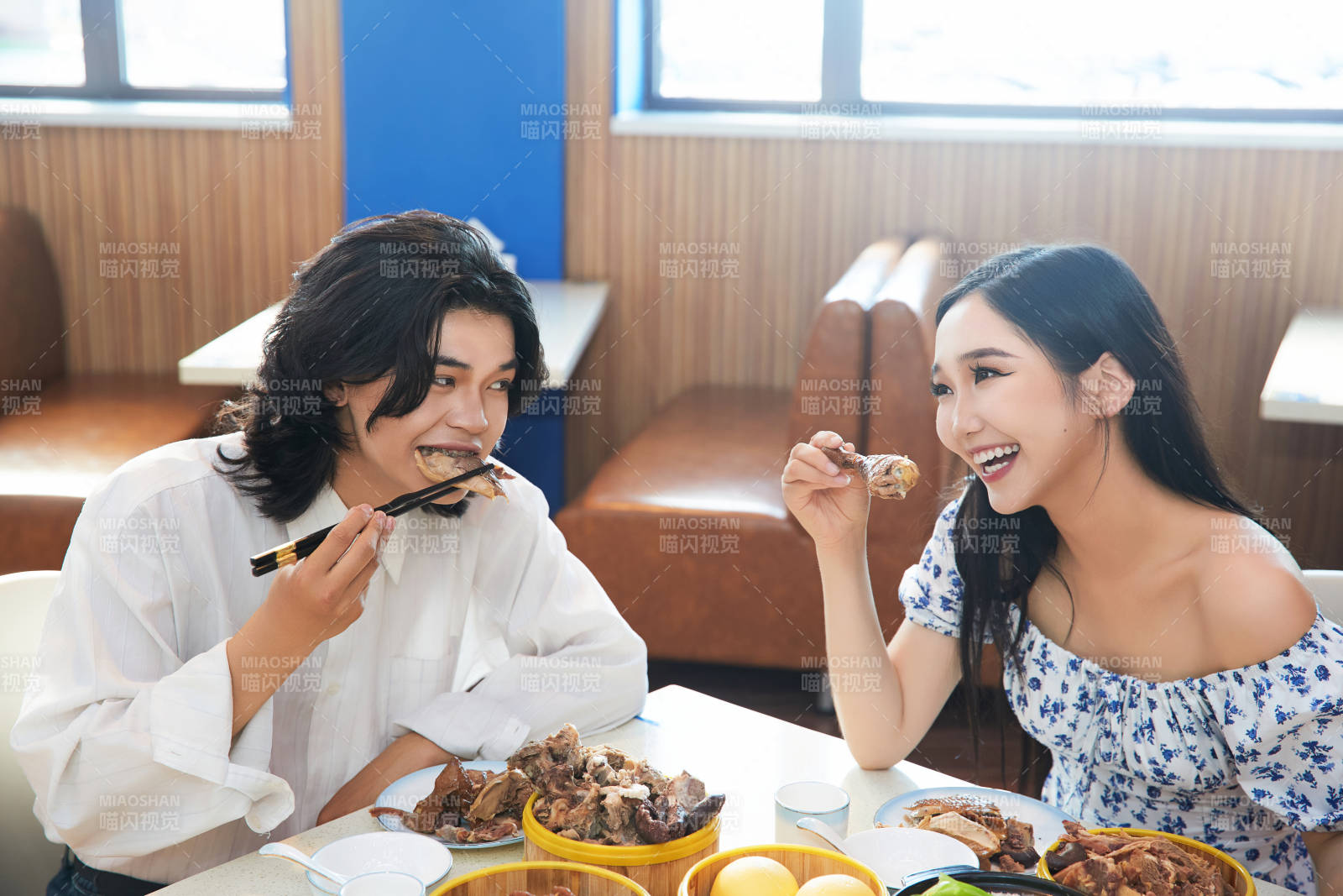 在茶餐廳大吃特吃的東方情侶