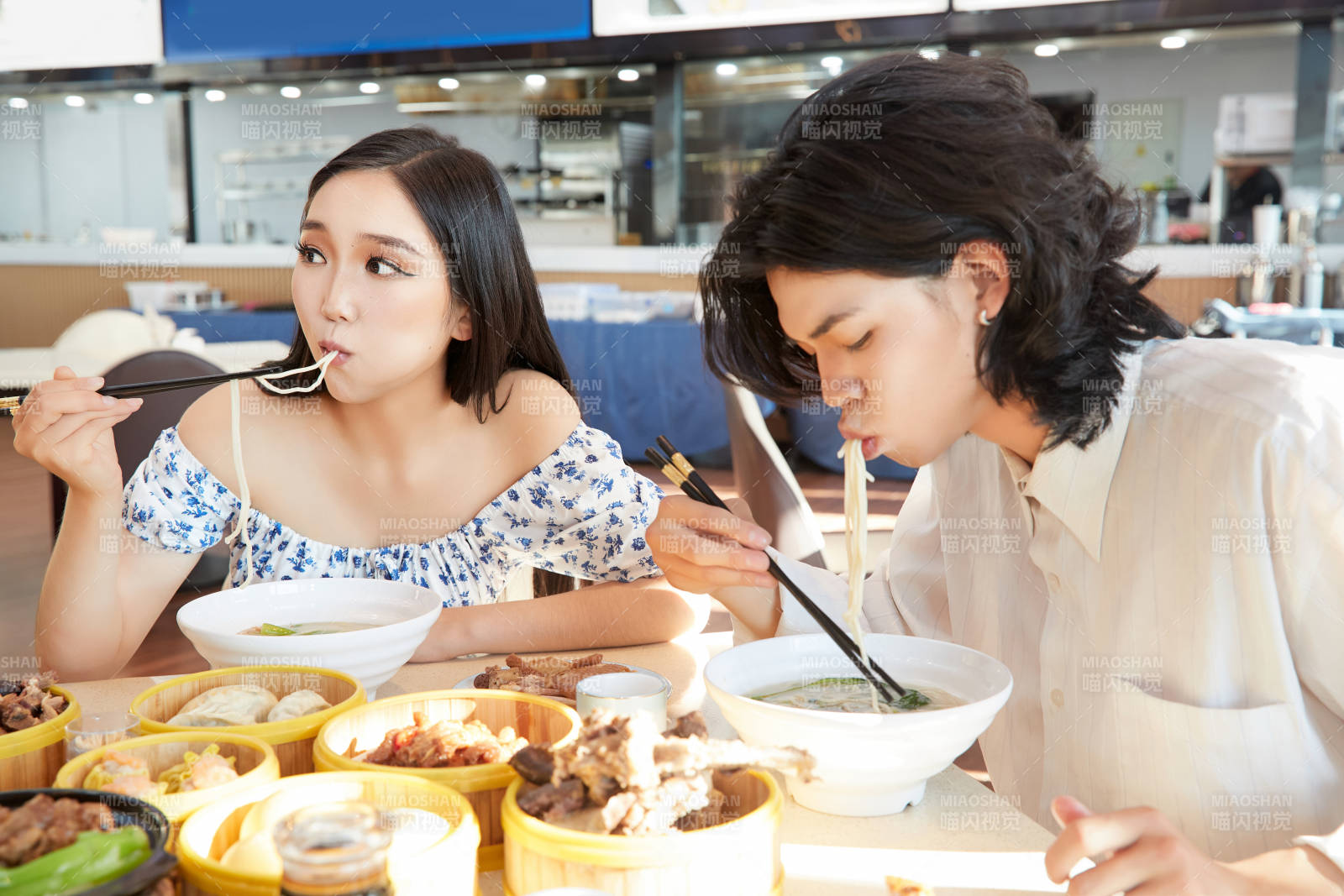 在茶餐廳大吃特吃的東方情侶