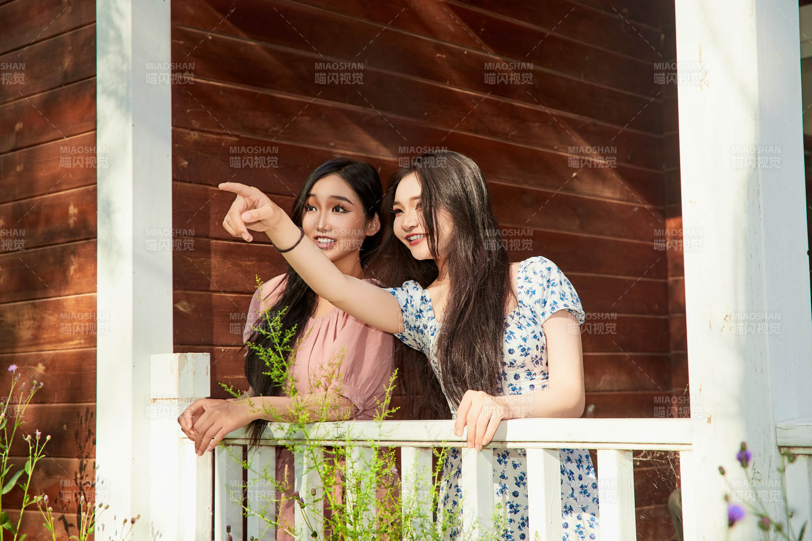 夏天在別墅門庭外拍照欣賞風(fēng)景的亞洲美女