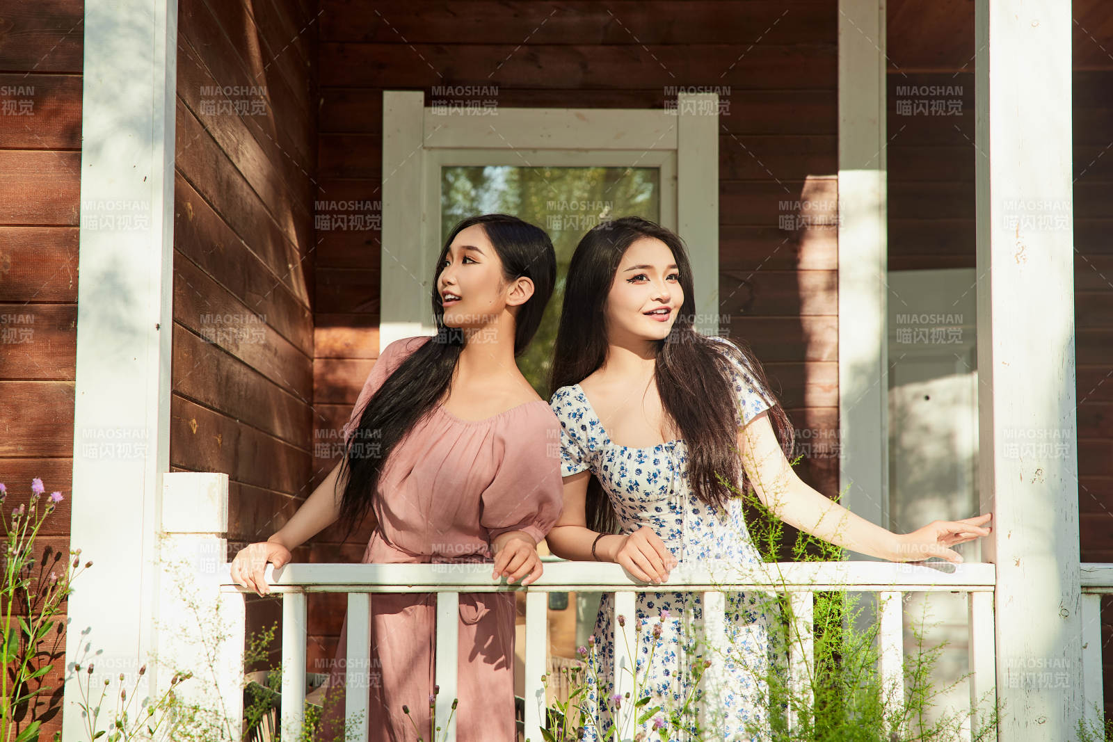 夏天在别墅门庭外拍照欣赏风景的亚洲美女