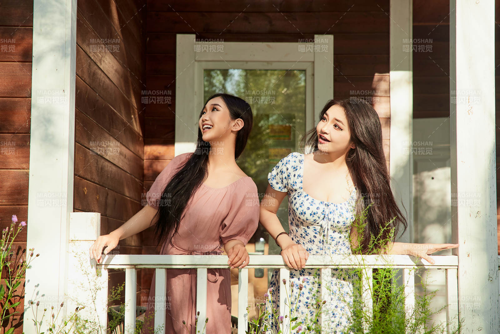 夏天在別墅門庭外拍照欣賞風景的亞洲美女