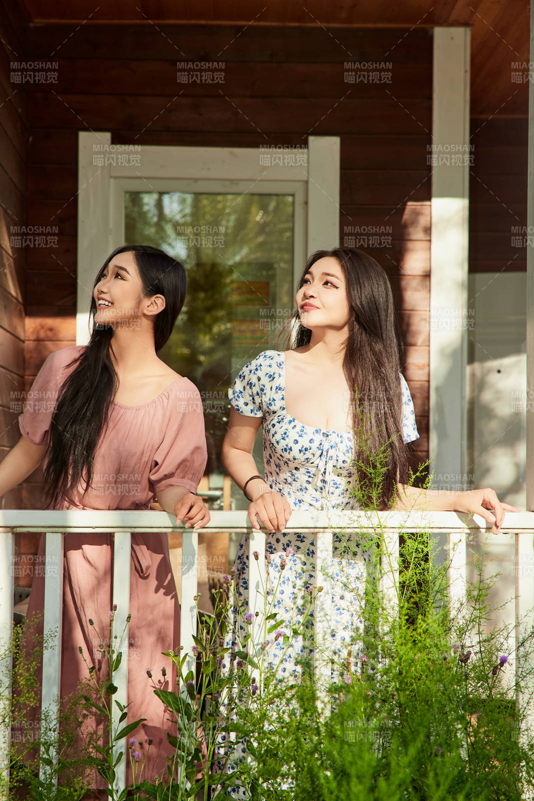 夏天在別墅門庭外拍照欣賞風(fēng)景的亞洲美女