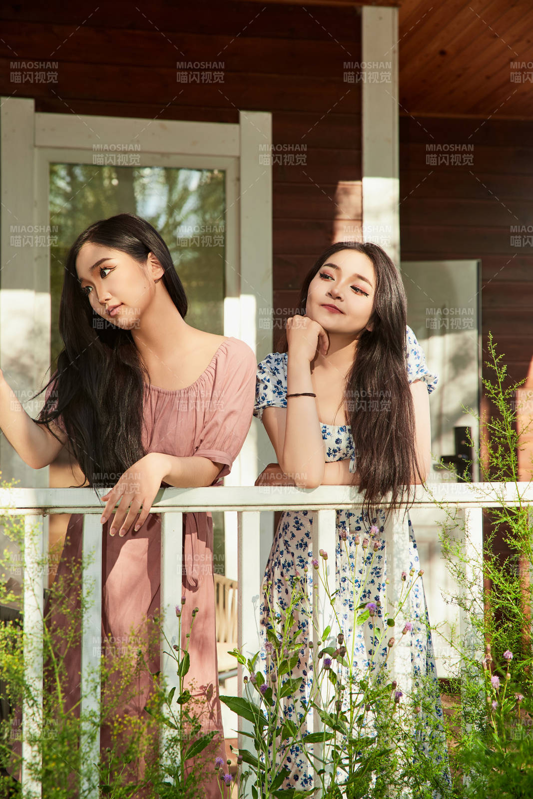 夏天在別墅門庭外拍照欣賞風景的亞洲美女