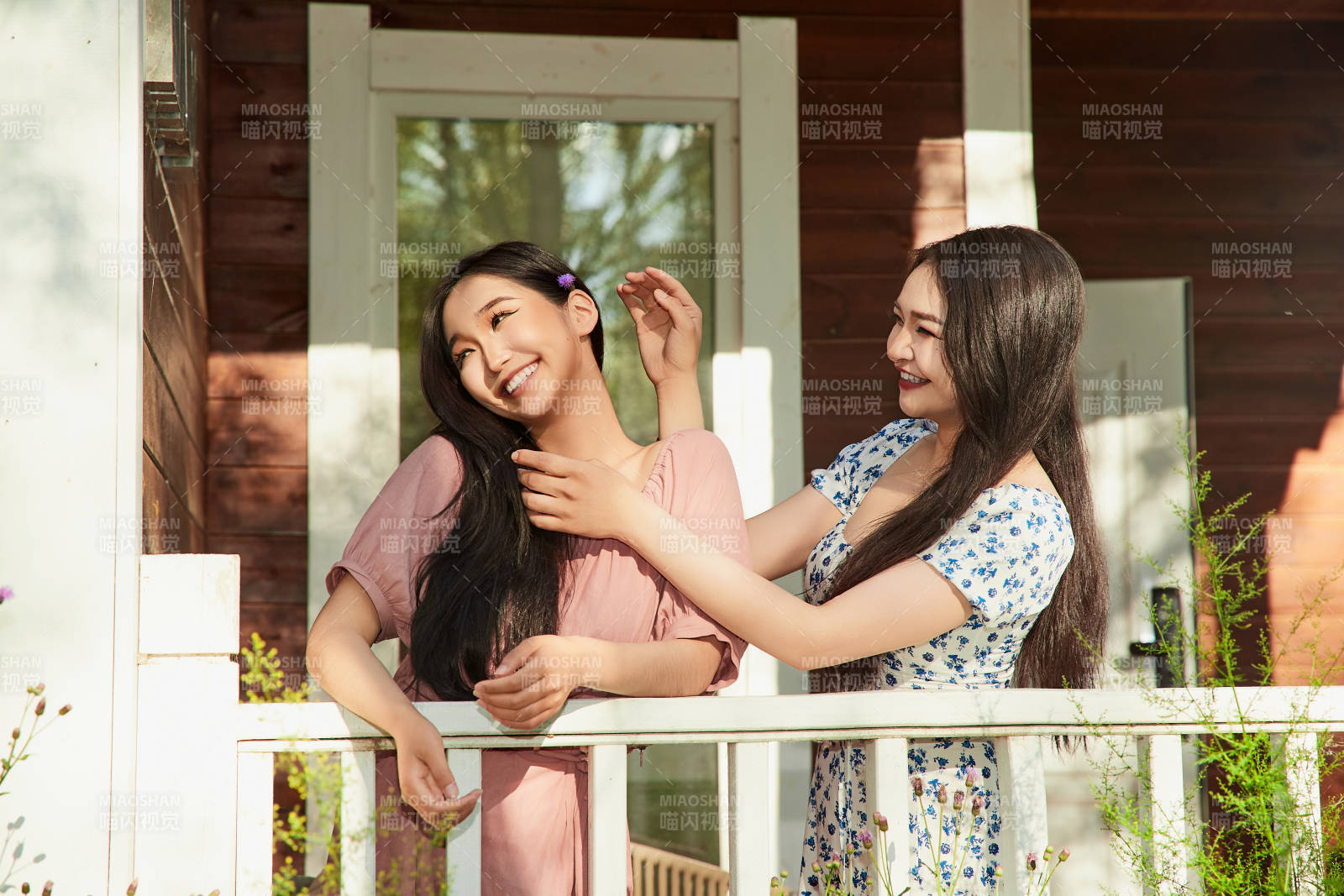 夏天在別墅門庭外拍照欣賞風景的亞洲美女