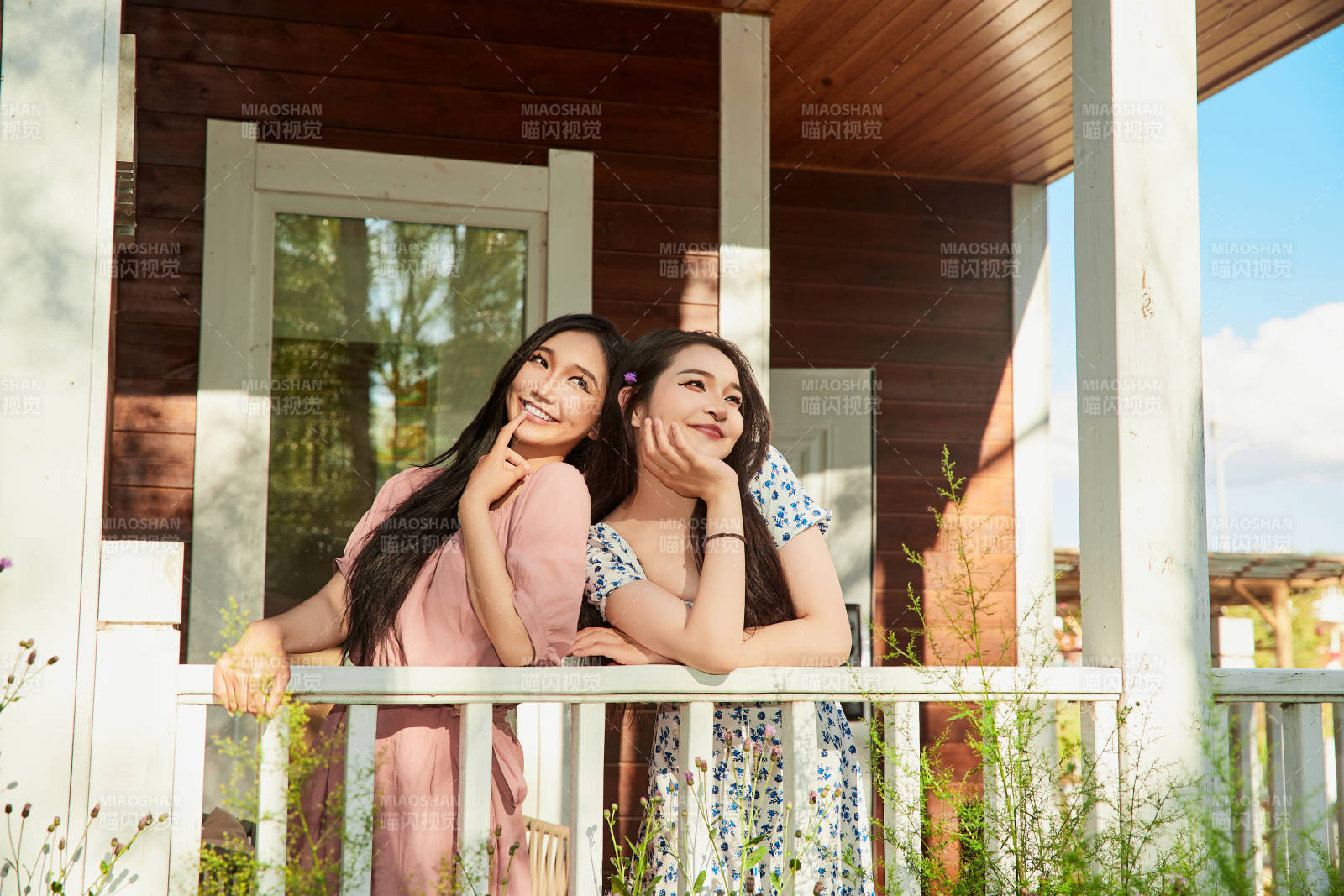 夏天在別墅門庭外拍照欣賞風景的亞洲美女