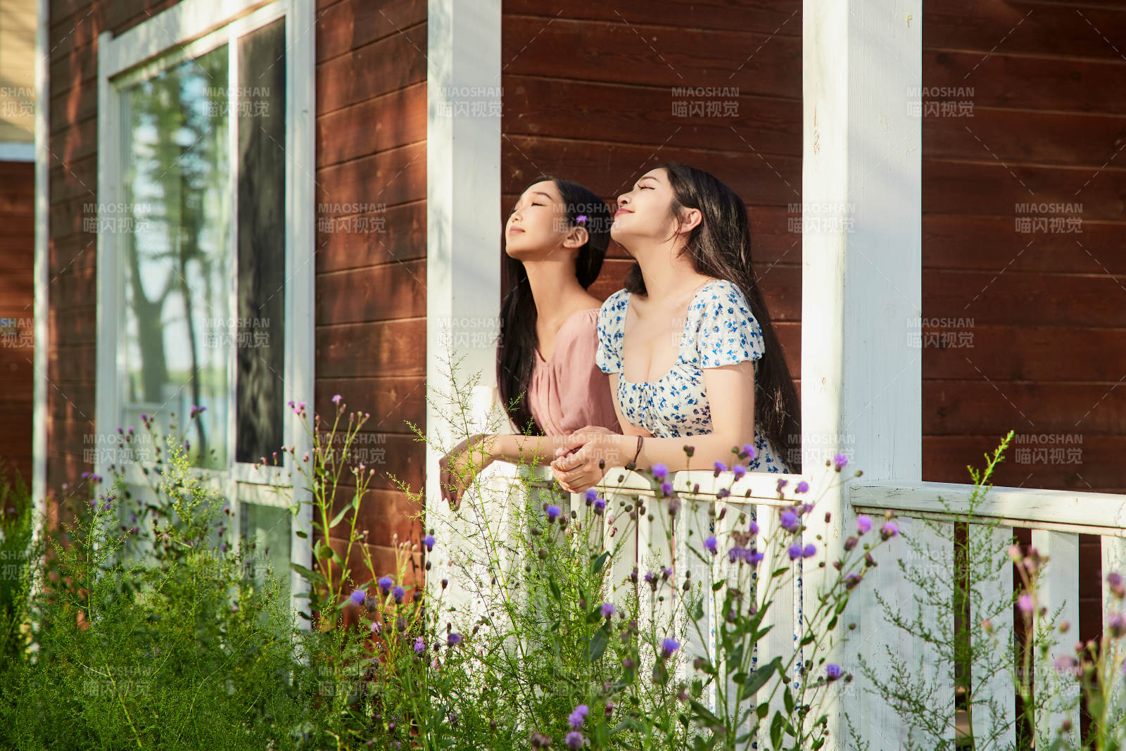 夏天在別墅門庭外拍照欣賞風景的亞洲美女