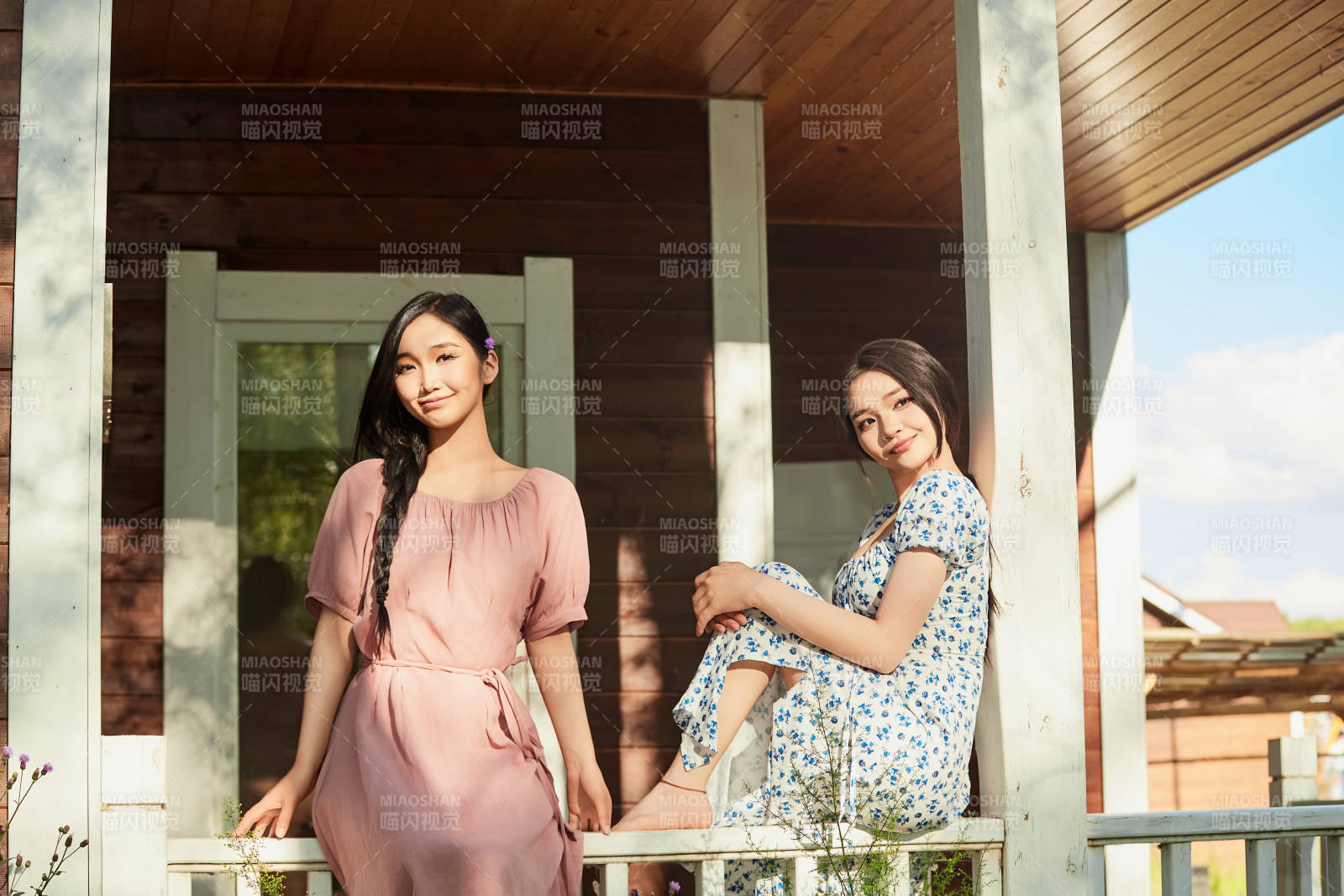 夏天在別墅門庭外拍照欣賞風景的亞洲美女