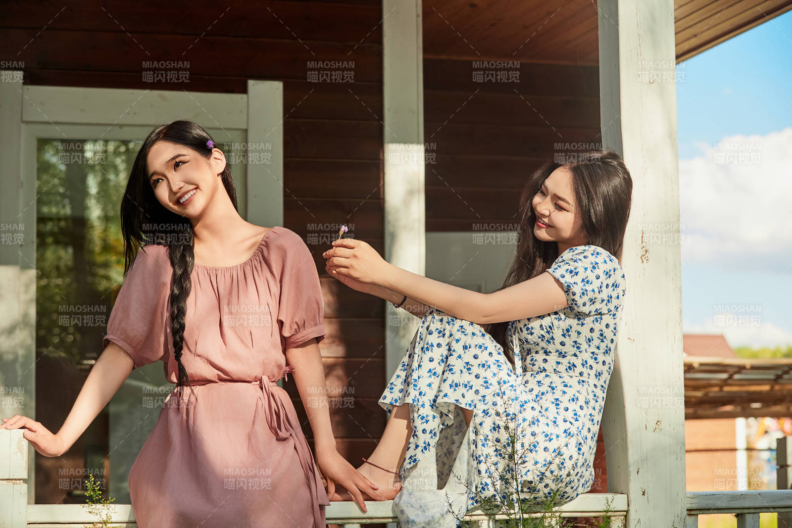 夏天在别墅门庭外拍照欣赏风景的亚洲美女