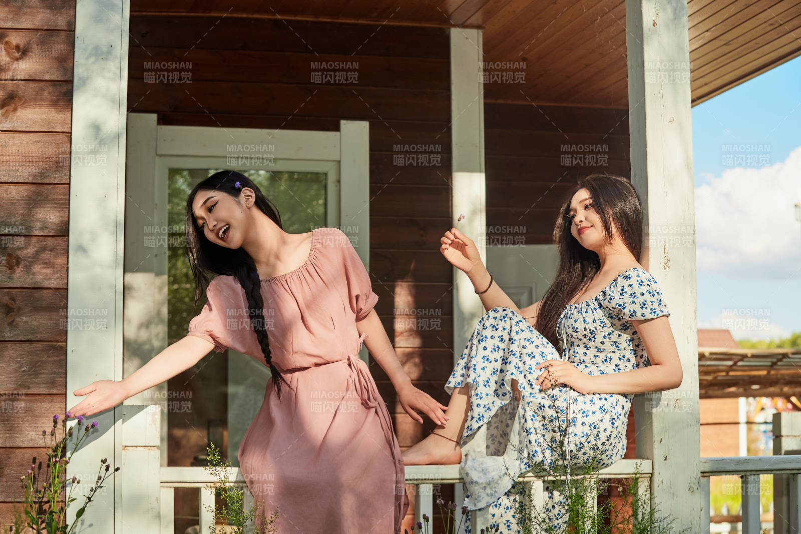 夏天在別墅門(mén)庭外拍照欣賞風(fēng)景的亞洲美女