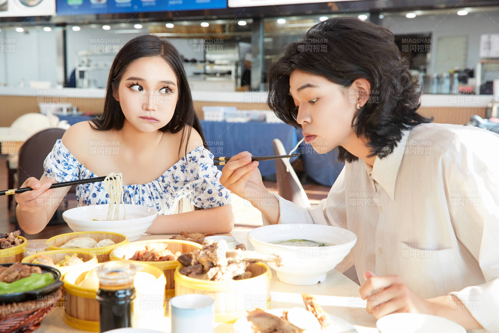 在茶餐廳大吃特吃的東方情侶