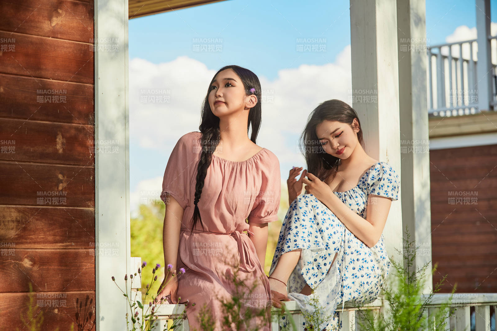 夏天在別墅門庭外拍照欣賞風景的亞洲美女