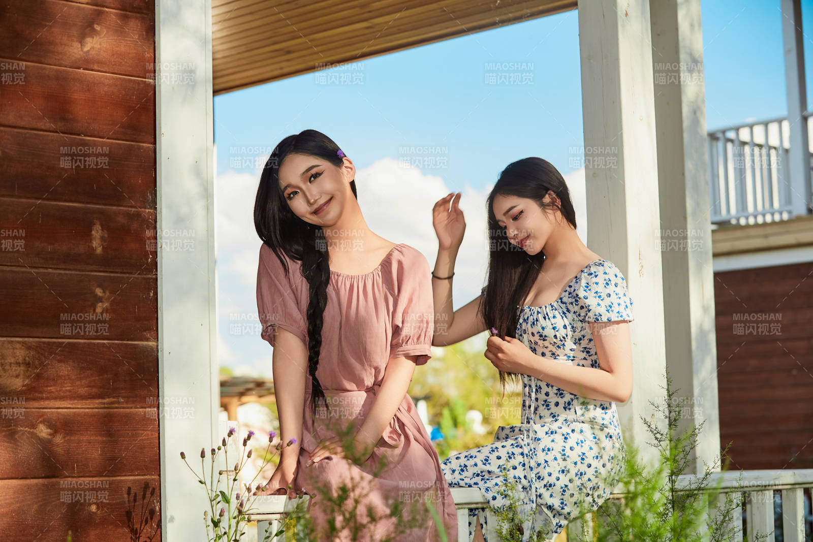 夏天在別墅門庭外拍照欣賞風景的亞洲美女