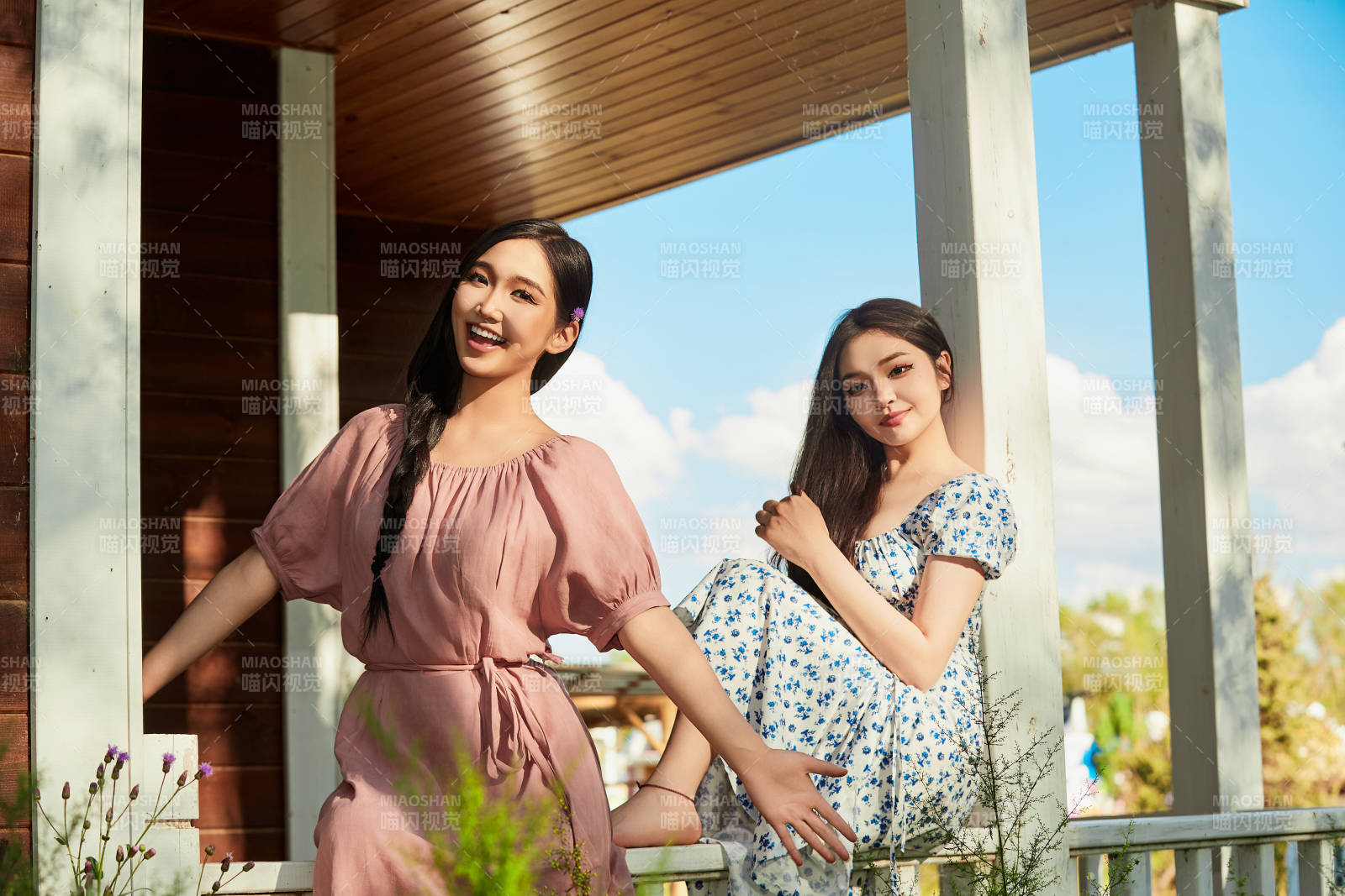 夏天在別墅門(mén)庭外拍照欣賞風(fēng)景的亞洲美女